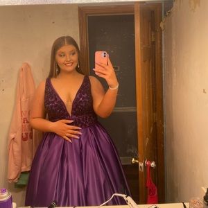 Pageant / prom dress. ball gown, V strapped top, beaded!